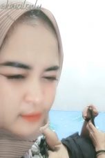 Tania Jilbab Ngewe Lawan Brondong