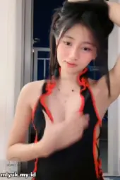 Chindo Muka Polos Eksib Masturbasi Di Balkon