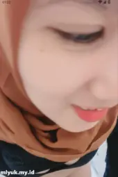 Emak emak Hijaber Masturbasi Di Toilet SPBU