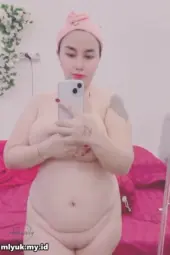 Jones Tobrut Telanjang Di Depan Cermin