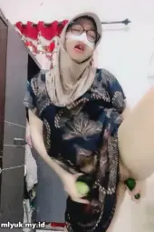 Ukhti Daster Batik Sangat Menikmati Masturbasi Anal