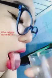 Perempuan Cantik Hiperseks Menelan Cairan Squirt