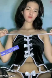 Babylope Wanita Cantik Dengan Kostum Terbuka