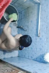 Paman Bejat Ngintip Keponakan Mandi