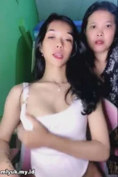 Cewek Nakal Bugil Bareng Ibu Kandung