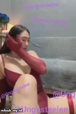Konten Anyar Ungestelee Dengan Gaun Merah