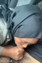 Diemut Binor Berkerudung Di Dalam Mobil