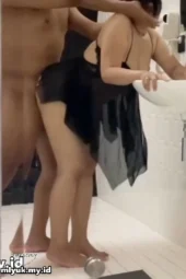 Entot Istri Semok Di Kamar Mandi