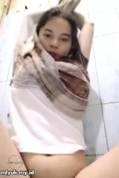 Gadis Remaja Ngocok Meki Sebelum Mandi
