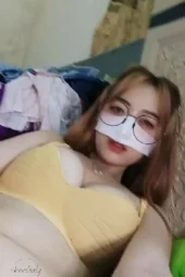 Amoy Malang Ngangkang Pamer Paha Mulus