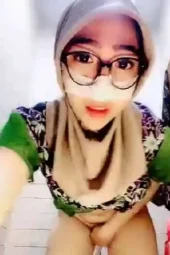 Akhwat Sangean Sandwich Seksual Depan Belakang