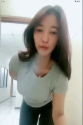 Amoy Cakep Live Pamer Tubuh Saat Kerja