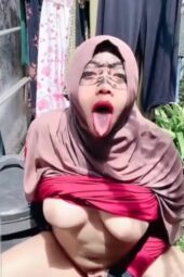 Ibu-ibu Hijab Masturbasi Di Halaman Rumah