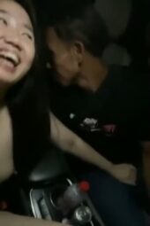 Novi Chindo Eksib Bareng Penjual Asongan