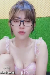 instruktur Yoga Cantik Seksi Bercucuran Keringat